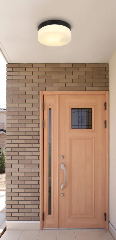 Vranos 18,5cm Musta valmistajalta Globo Lighting - Lampan &auml;r tillverkad i aluminium och glas, vilket ger ett tidl&ouml;st och sofistikerat uttryck.