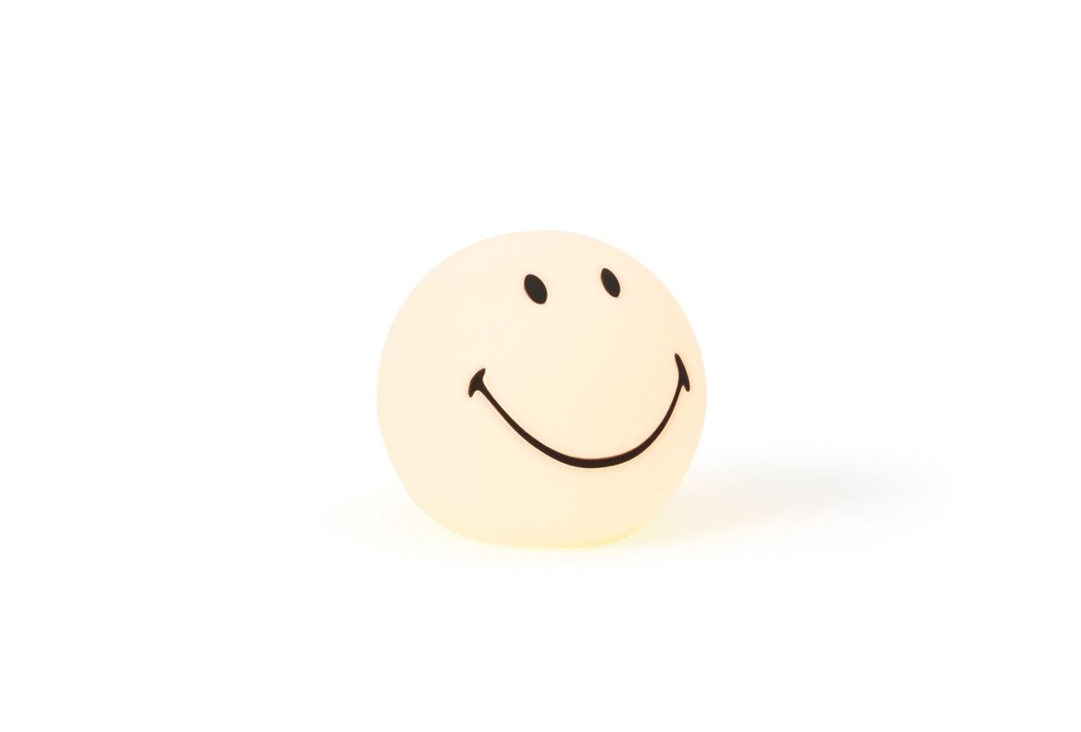 Bundle of Light - Smiley Mini Valkoinen lasten valaisin valmistajalta Mr Maria - Lisää valoa ja iloa päivääsi ja kotiisi tällä viehättävällä Smiley-lampulla.