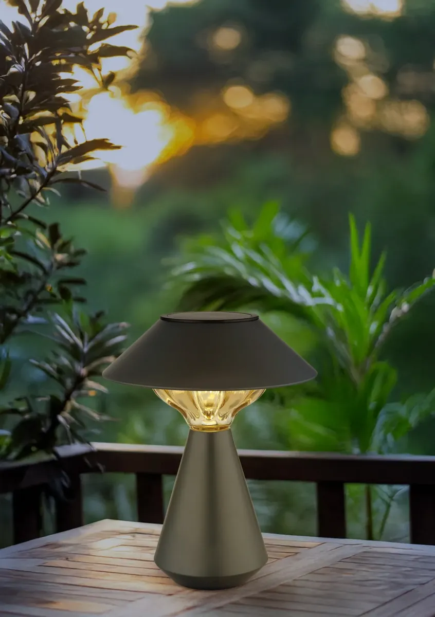 Cup LED Antrasiitti aurinkokennolamppu valmistajalta Globo Lighting - Den diskreta designen sm&auml;lter in i alla milj&ouml;er och med IP44-klassning &auml;r den t&aring;lig mot v&auml;der och vind.