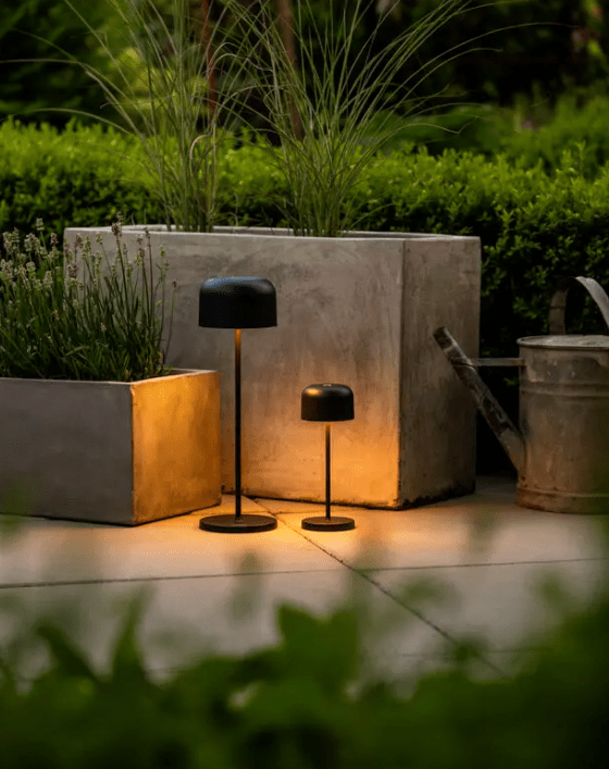 Lille 20cm Musta Siirrettävä valmistajalta Konstsmide - Lille on tyylikäs alumiinista valmistettu ladattava pöytävalaisin ulkokäyttöön.