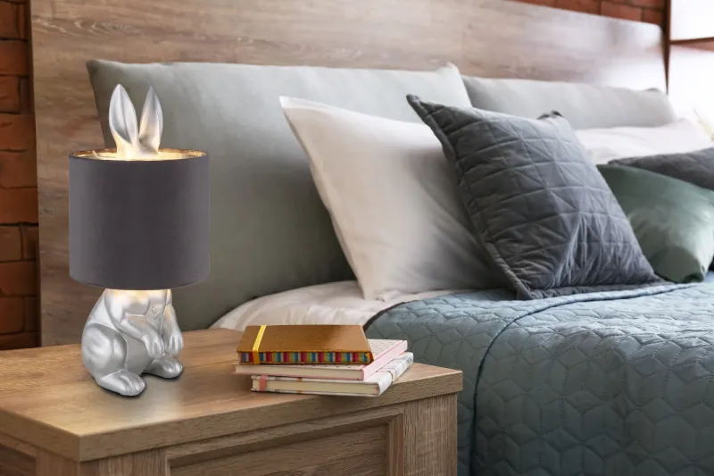 Rabbit 40cm Kulta pöytävalaisin valmistajalta Globo Lighting - Med en guldf&auml;rgad kaninfigur som bas och en elegant svart sammetsk&auml;rm kombinerar den lekfull design med sofistikerad stil.