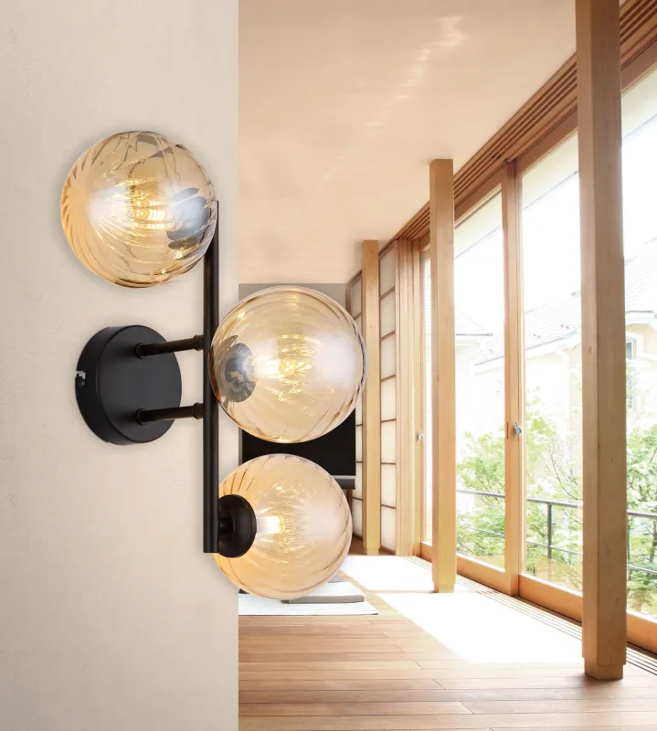 Conor 36cm Keltainen seinävalaisin valmistajalta Globo Lighting - Conor v&auml;gglampa i mattsvart med amberf&auml;rgade glassf&auml;rer ger en modern och elegant touch till vilket rum som helst.
