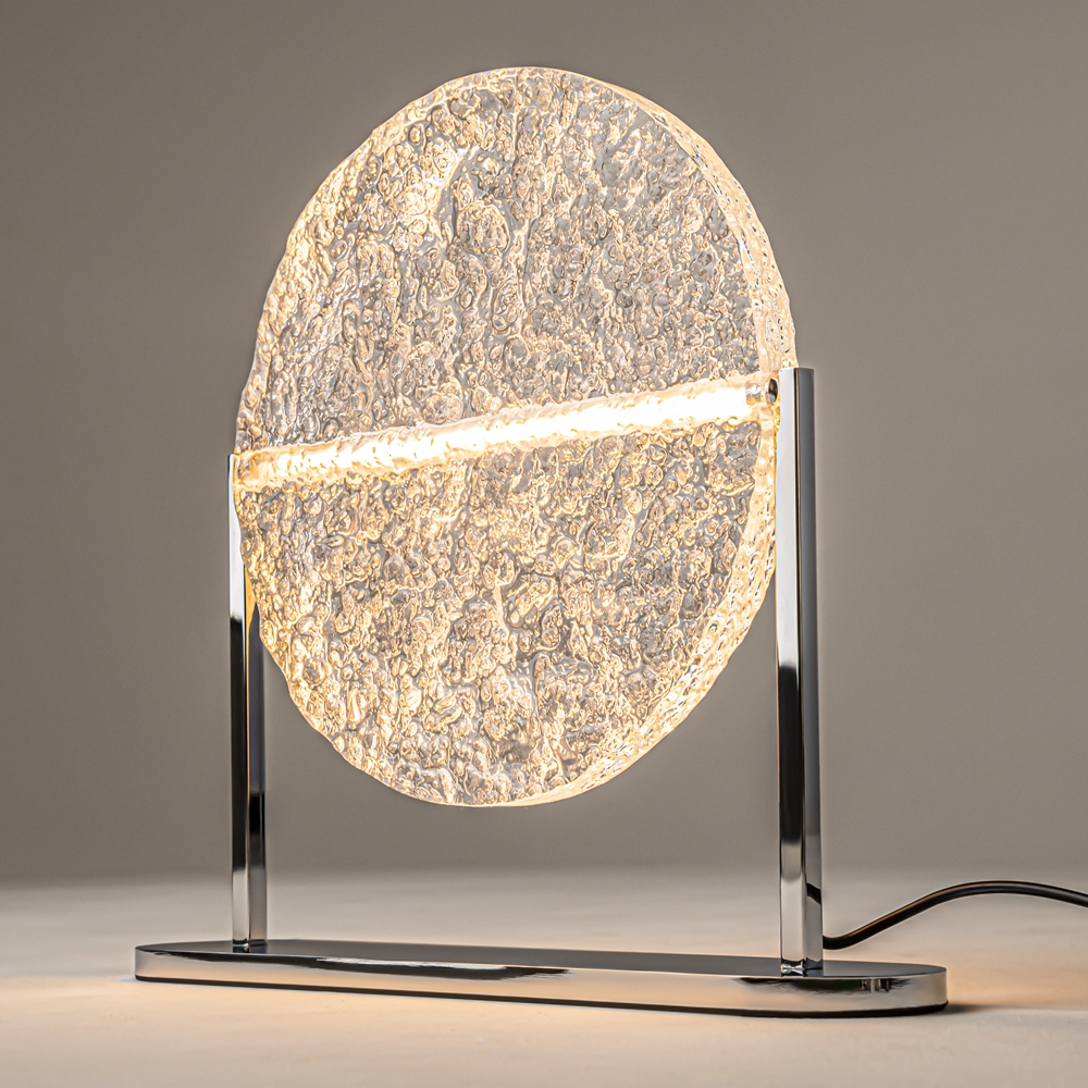 Mangata 30cm Läpinäkyvä pöytävalaisin valmistajalta Maytoni - Varjostin on my&ouml;s k&auml;&auml;nnett&auml;v&auml;, joten valon suuntaa on helppo s&auml;&auml;t&auml;&auml; tarpeen mukaan.