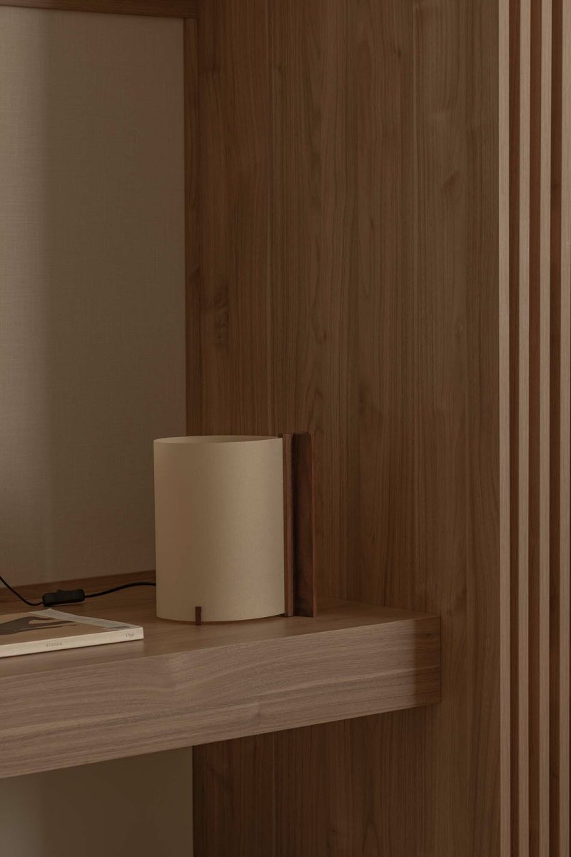 Cata 25cm Pähkinä pöytävalaisin valmistajalta Faro Barcelona - Cata on tietoinen valinta niille, jotka haluavat yhdist&auml;&auml; tyylin, laadun ja planeetan huomioimisen.