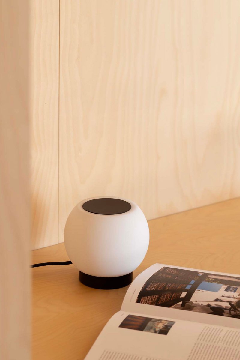 Moy 13cm Musta pöytävalaisin valmistajalta Faro Barcelona - Moy on tyylik&auml;s, py&ouml;re&auml; p&ouml;yt&auml;valaisin mustasta ter&auml;ksest&auml; ja valkoisesta lasista, joka tarjoaa tasaisen ja miellytt&auml;v&auml;n valon &ndash; t&auml;ydellinen sek&auml; koteihin ett&auml; julkisiin tiloihin.