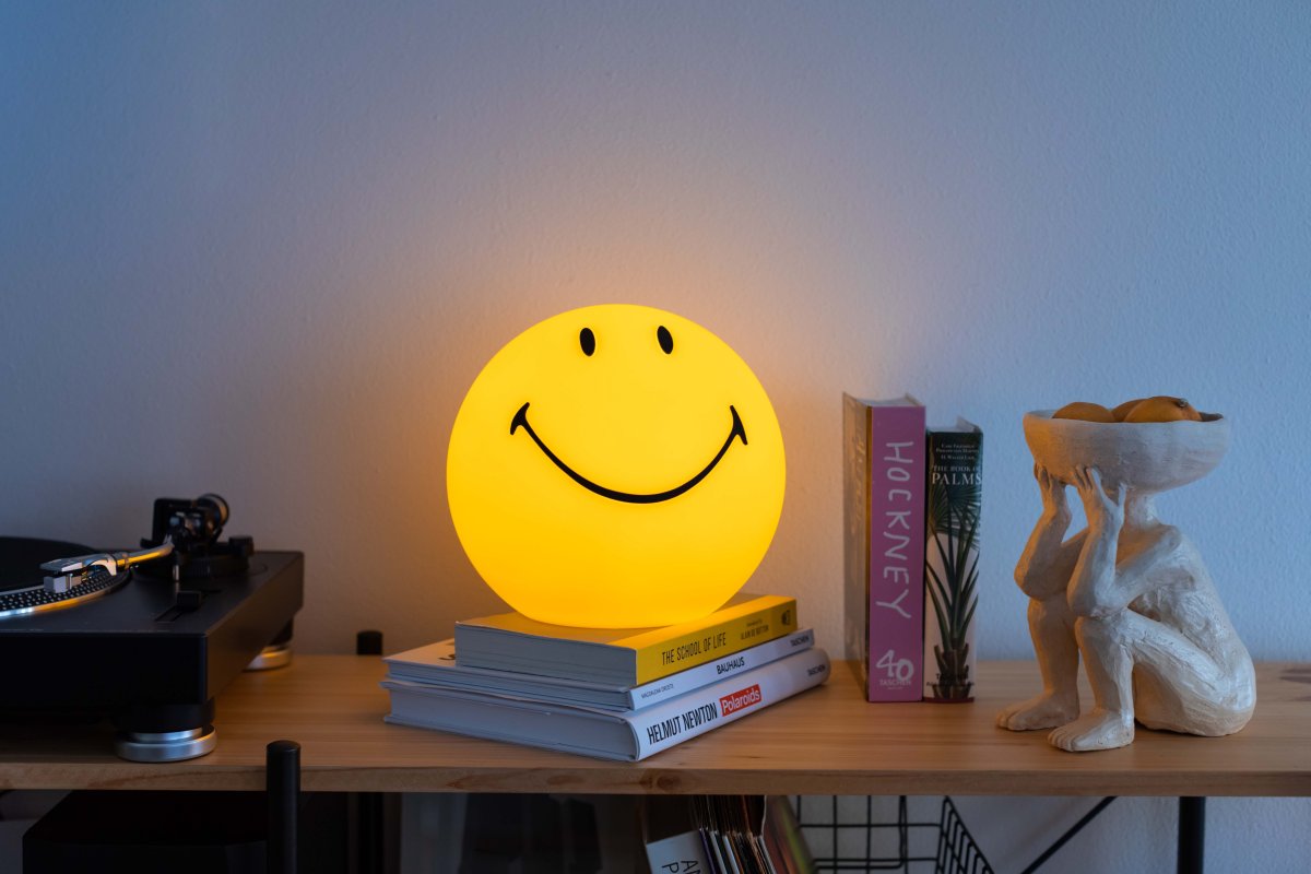 Smiley Star Light Keltainen lasten valaisin valmistajalta Mr Maria - Tarinoistaan ja tyylikkäästä ilmeestään tunnetusta ja rakastetusta Smileystä tulee ainutlaatuinen ja rauhoittava yksityiskohta huoneessa.