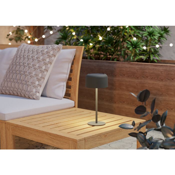 Roccanova 30cm Vihreä aurinkokennolamppu valmistajalta Eglo - Lamppu on helppo ladata aurinkopaneelin tai mukana tulevan USB-kaapelin kautta, ja siinä on kosketushimmennin, jossa on kolme kirkkaustasoa valaistuksen säätämiseksi tarpeen mukaan.