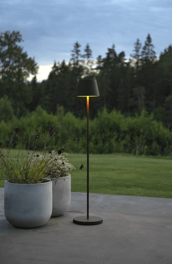 Pomezia 124cm Musta Siirrettävä valmistajalta Konstsmide - Pomezia on tyylikäs ladattava lattiavalaisin ulkokäyttöön.