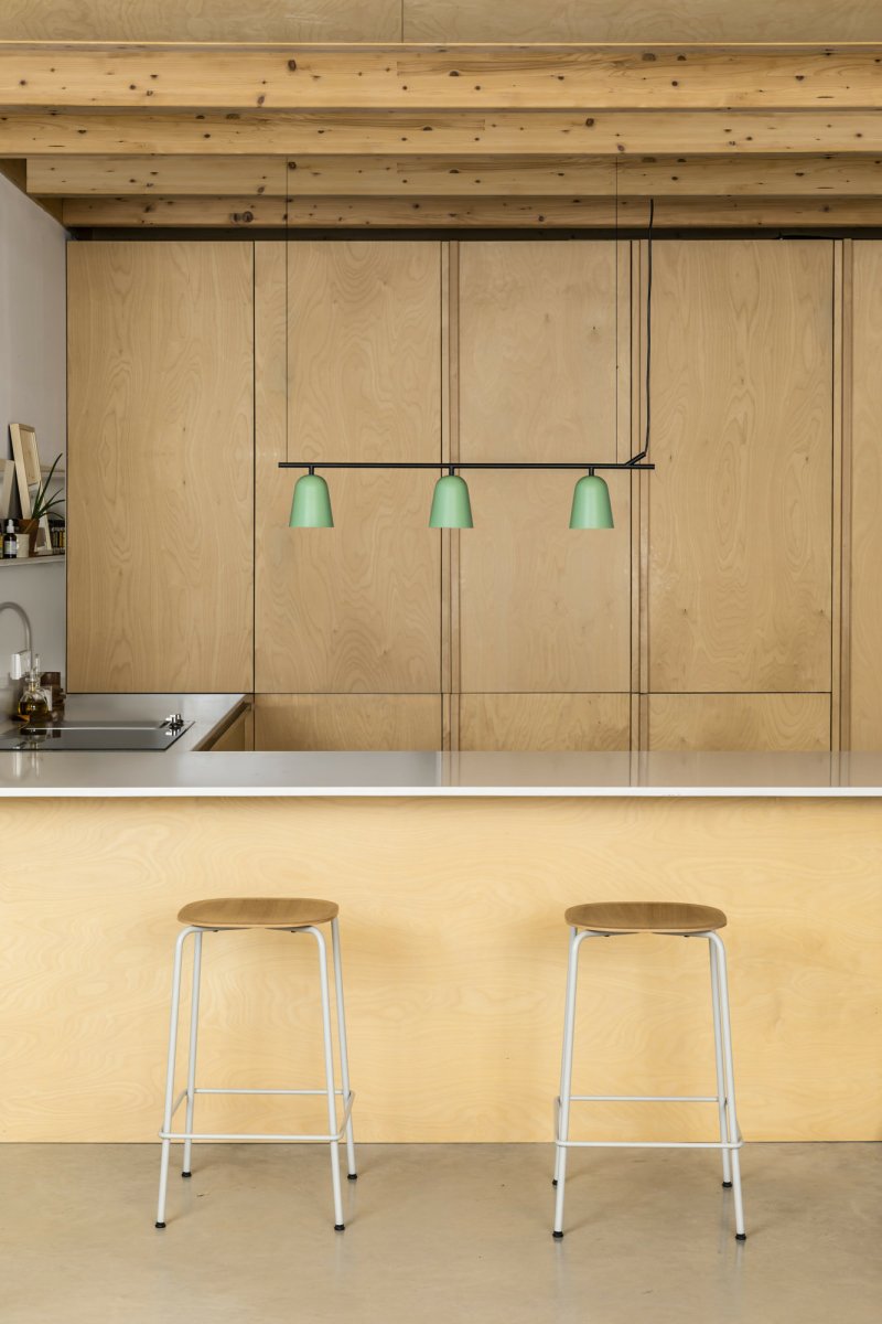 Studio 92cm Vihreä kattovalaisin valmistajalta Faro Barcelona - Studio sopii sek&auml; moderniin kotiin ett&auml; muotoilutietoisiin toimistoihin &ndash; t&auml;ydellinen valinta, kun haluat yhdist&auml;&auml; toimivuuden ja estetiikan.