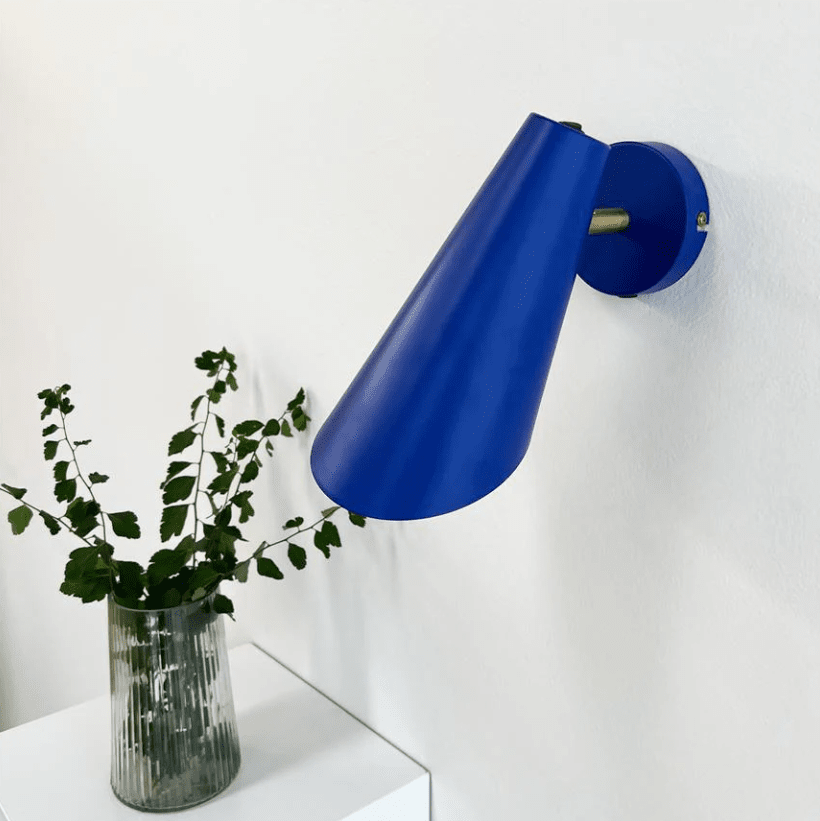 Cale 25cm Sininen lukulamppu valmistajalta Dyberg Larsen - Liikuteltava varjostin k&auml;&auml;nnet&auml;&auml;n tarpeen mukaan, ja se tarjoaa suunnattua valoa, joten valaisin sopii t&auml;ydellisesti y&ouml;p&ouml;yt&auml;valaisimeksi tai lukuvaloksi ikkunan viereen.