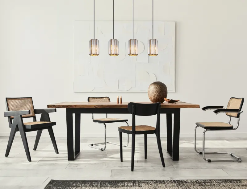 Run 88cm Savun värinen kattovalaisin valmistajalta Globo Lighting - Kombinationen av metall i tr&auml;utseende och de fyra sk&auml;rmarna med r&ouml;kf&auml;rgade K5-kristaller ger en harmonisk ljusspridning och en sofistikerad k&auml;nsla.