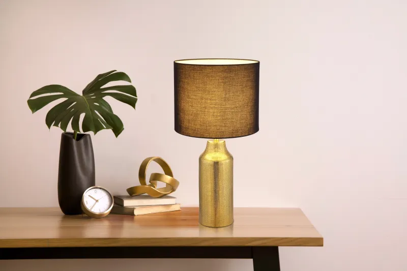 Elden 60cm Kulta pöytävalaisin valmistajalta Globo Lighting - Den guldf&auml;rgade keramiska basen i kombination med den svarta cylindriska textilsk&auml;rmen skapar en sofistikerad kontrast och blir en stilfull inredningsdetalj.