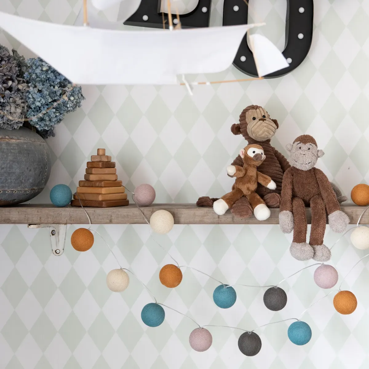 Irislights New Day 35-lights Monivärinen valmistajalta Irislights - Irislights New Day on koristeellinen valosarja, jossa on palloja erilaisissa hillityiss&auml; mutta leikkisiss&auml; s&auml;vyiss&auml;.