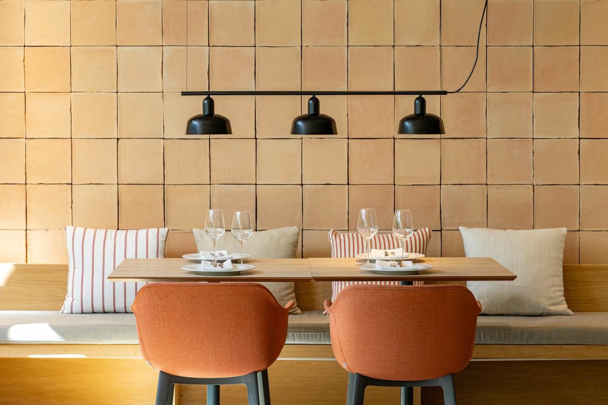 Tatawin 100cm Musta kattovalaisin valmistajalta Faro Barcelona - Tatawin on kattovalaisin, jossa on musta runko ja musta metallivarjostin, jotka tarjoavat kohdennettua ja tyylik&auml;st&auml; valoa.