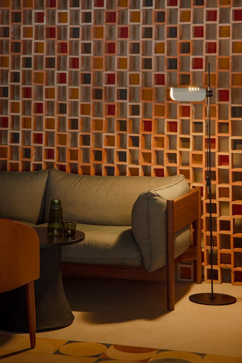 Martinica Beige lattiavalaisin valmistajalta Faro Barcelona - Martinica on lattiavalaisin, joka on saanut inspiraationsa klassisesta retrotyylist&auml;, mutta jolla on p&auml;ivitetty ja leikkis&auml; muoto.