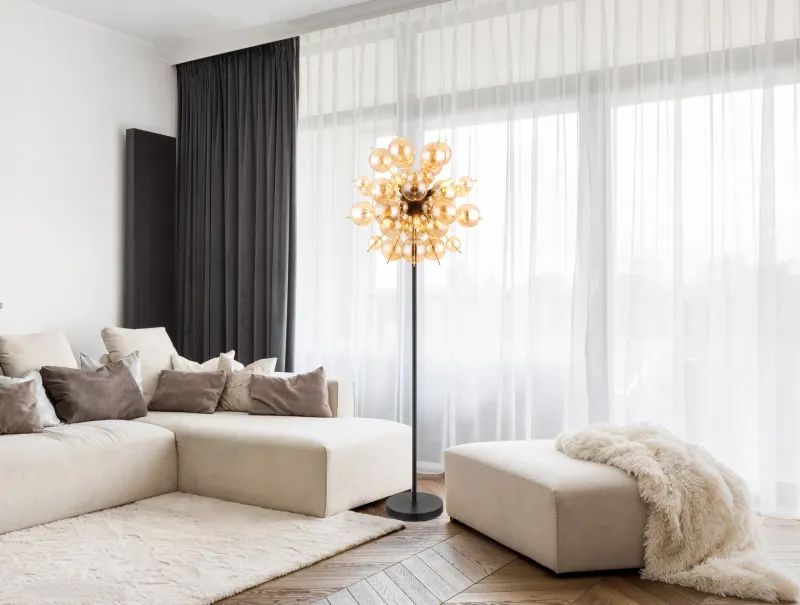 Udo Keltainen lattiavalaisin valmistajalta Globo Lighting - Ge ditt hem en modern och extravagant touch med Udo golvlampa &ndash; en perfekt kombination av design, funktion och atmosf&auml;riskt ljus.