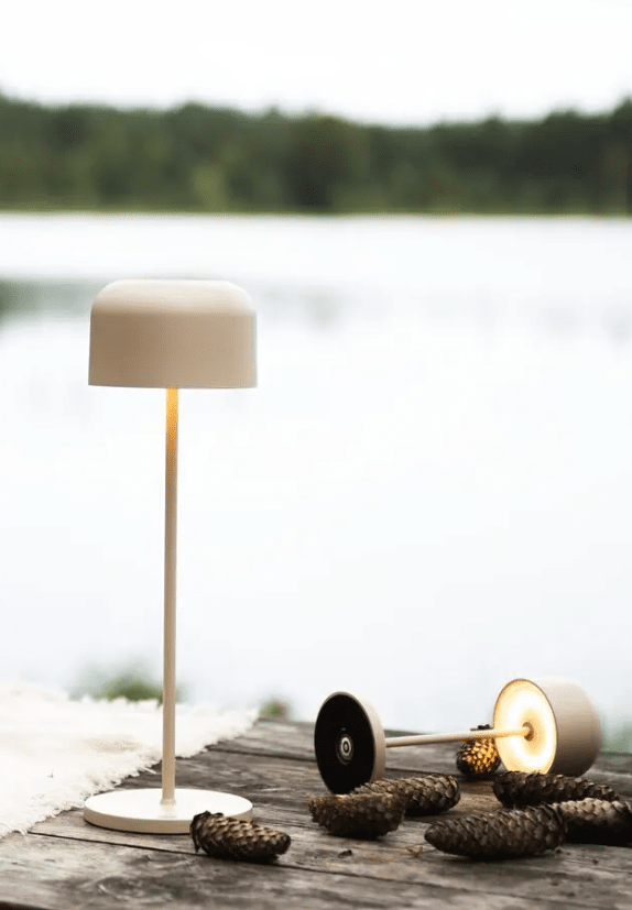 Lille 36cm Hiekka Siirrettävä valmistajalta Konstsmide - Lille on tyylik&auml;s alumiinista valmistettu ladattava p&ouml;yt&auml;valaisin ulkok&auml;ytt&ouml;&ouml;n.