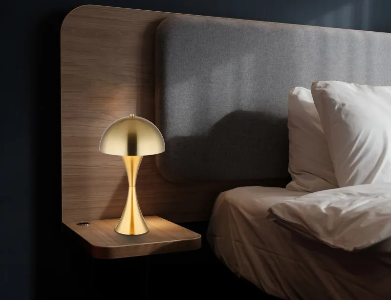Dima 36cm Kulta pöytävalaisin valmistajalta Globo Lighting - Perfekt f&ouml;r moderna milj&ouml;er, d&auml;r den ger en sofistikerad touch samtidigt som den sprider behagligt ljus.