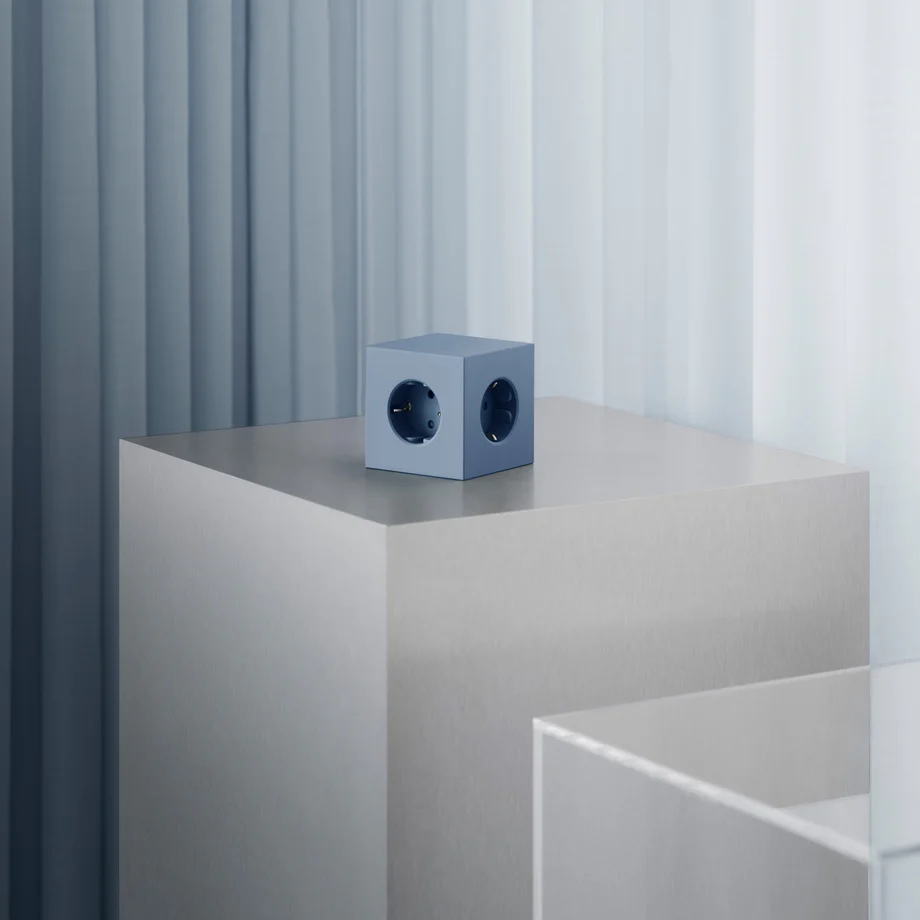 Square 1 with 30W Dual USBC & Magnetic base, 3m Sininen valmistajalta Avolt - Avoltin tyylikk&auml;&auml;sti muotoiltu jatkojohto, jossa on pitk&auml; PVC-johto, kierr&auml;tysmuovista valmistettu kuutio ja pohjassa magneettilevy sein&auml;lle ripustamista varten.