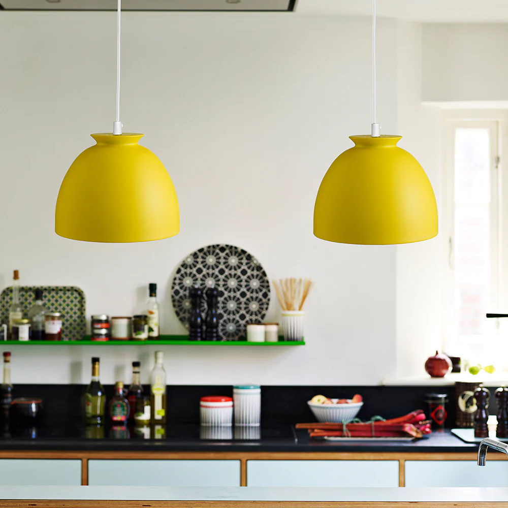 Bloom Ø23 Keltainen kattovalaisin valmistajalta Superliving - Pehmeiden muotojen ja yksinkertaisen suunnittelun ansiosta tämä lamppu sopii täydellisesti keittiön tai ruokapöydän päälle.