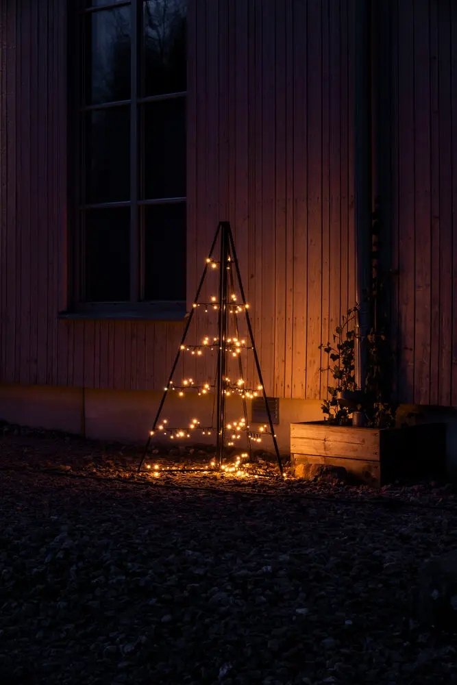 Metallikoriste Pyramidi 120cm Musta valmistajalta Konstsmide - 171 l&auml;mpim&auml;n meripihkan v&auml;risell&auml; LED-valolla se levitt&auml;&auml; eleganttia hehkua ja luo maagisen tunnelman.