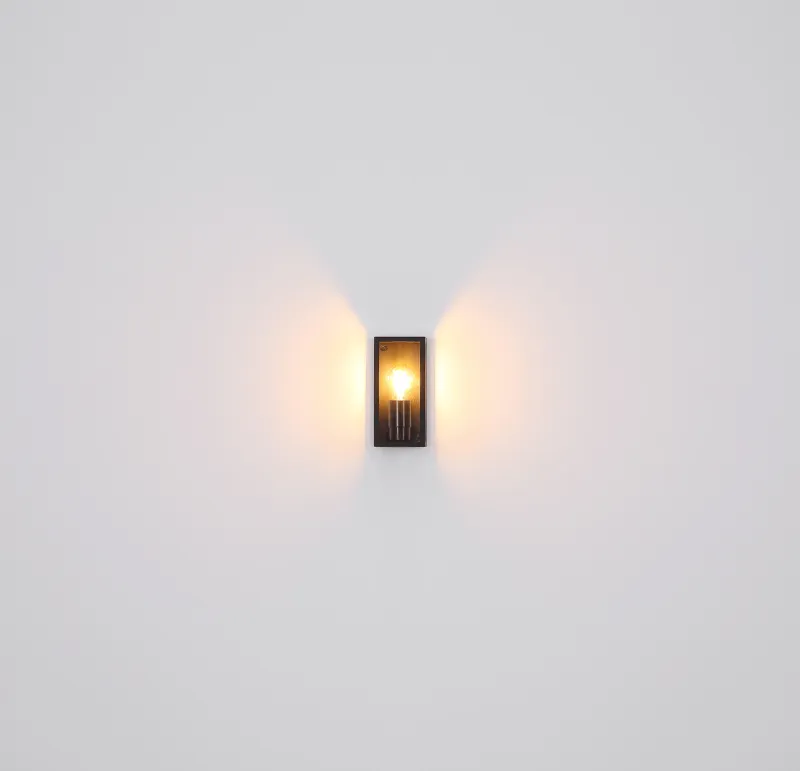 Logana Musta ulkovalo valmistajalta Globo Lighting - Med sin rektangul&auml;ra design och unika ljusspridning kombinerar den stil och funktion.