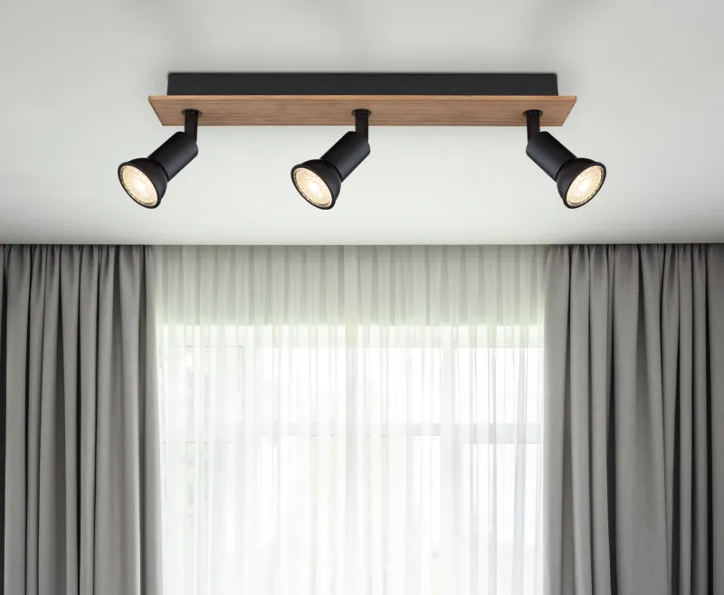 Drew 3 Luonto kohdevalaisin valmistajalta Globo Lighting - Drew &auml;r en stilren takspotlight som imponerar med sin design i svart metall och m&ouml;rkt tr&auml;.