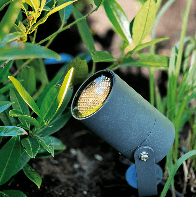 Luna Start Tumman harmaa valmistajalta Lightson - Det ing&aring;r en st&ouml;rre transformator f&ouml;r att kunna bygga ut ditt system i framtiden, en 5m grenkabel och 2st m&ouml;rkgr&aring; Luna markspottar.