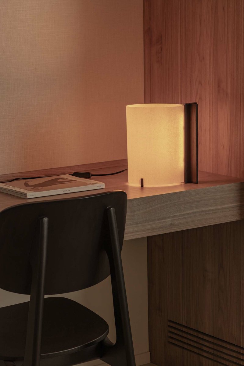 Cata 25cm Musta pöytävalaisin valmistajalta Faro Barcelona - Cata on tyylik&auml;s valaisin, joka yhdist&auml;&auml; modernin muotoilun ymp&auml;rist&ouml;tietoisiin valintoihin.