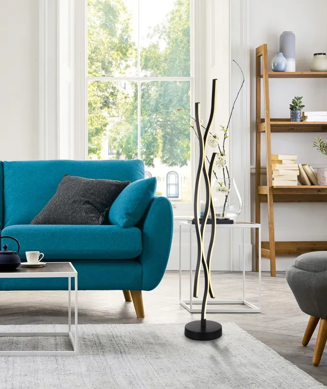 Geronimo Musta lattiavalaisin valmistajalta Globo Lighting - Johdon k&auml;yt&auml;nn&ouml;llinen jalkakytkin helpottaa lampun sytt&auml;mist&auml; ja sammuttamista, ja runsas m&auml;&auml;r&auml; johtoa 180 cm:ss&auml; tarjoaa joustavuutta sijoitteluun.