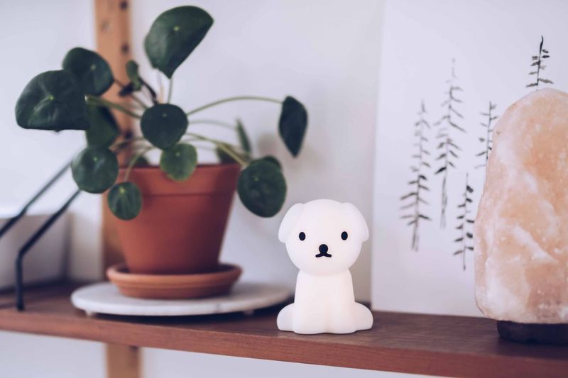 Bundle of Light - Snuffy Mini Valkoinen lasten valaisin valmistajalta Mr Maria - Lisää valoa ja iloa päivääsi ja kotiisi tällä viehättävällä Snuffy-lampulla.