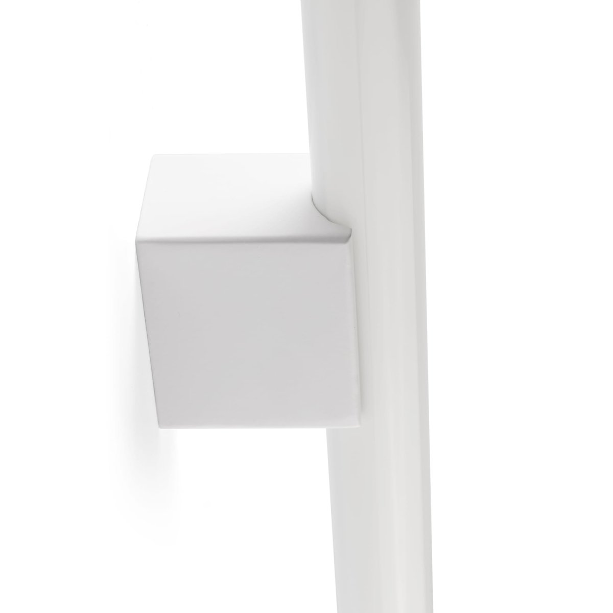 Calma 50cm Valkoinen kylpyhuoneen valaisin valmistajalta Faro Barcelona - Calma on valkoinen sein&auml;valaisin, joka sopii t&auml;ydellisesti yleisvalaistukseen esimerkiksi keitti&ouml;ihin, k&auml;yt&auml;ville tai k&auml;yt&auml;ville.