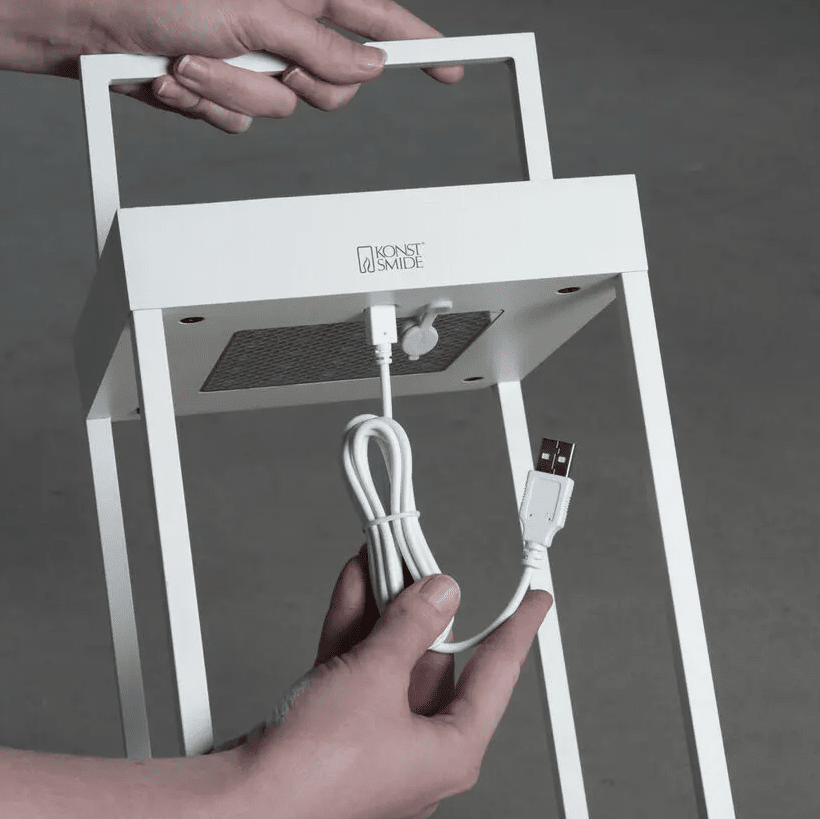 Portofino 30cm Valkoinen aurinkokennolamppu valmistajalta Konstsmide - Portofino on moderni ladattava lyhty, jossa on minimalistinen muotoilu ulkokäyttöön.