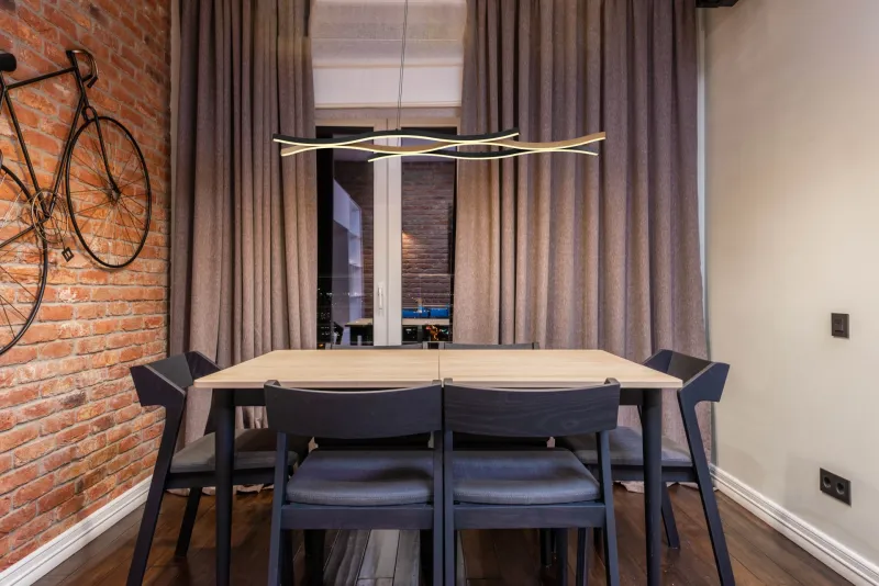 Geronimo 108cm Luonto kattovalaisin valmistajalta Globo Lighting - Den mattsvarta metall- och aluminiumstommen, kompletterad med tr&auml;liknande dekorationer och en opalf&auml;rgad plastsk&auml;rm, ger en stilren och harmonisk estetik.