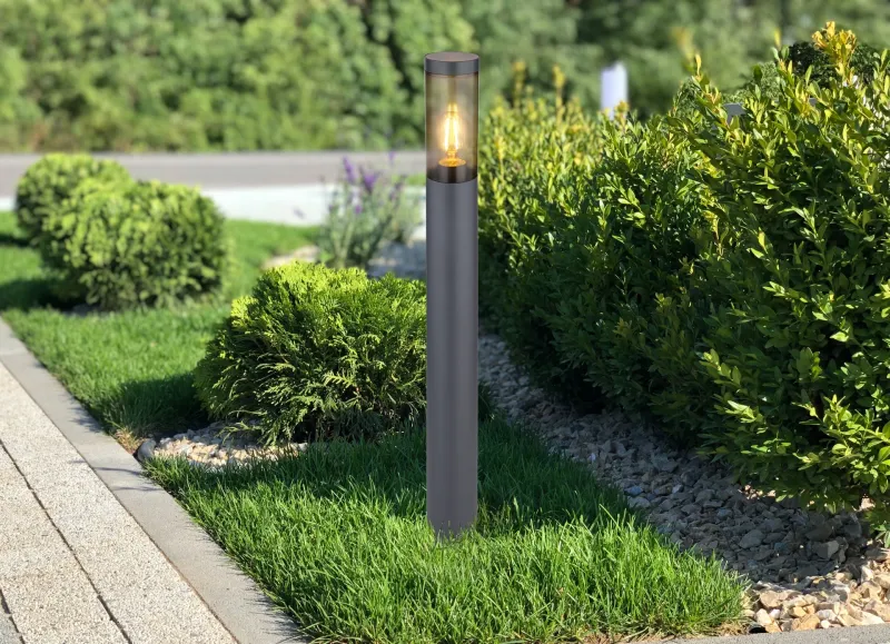 Boston 80cm Antrasiitti pylväsvalaisimet valmistajalta Globo Lighting - Tillverkad i rostfritt st&aring;l med en r&ouml;kf&auml;rgad plastsk&auml;rm ger den ett mjukt och behagligt ljus.