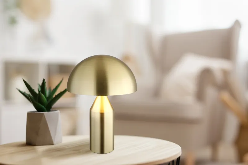 Atoma 40cm Messinki pöytävalaisin valmistajalta Globo Lighting - Sk&auml;rmen i matt m&auml;ssing och vitt skapar en harmonisk kontrast och ger en behaglig ljusspridning.