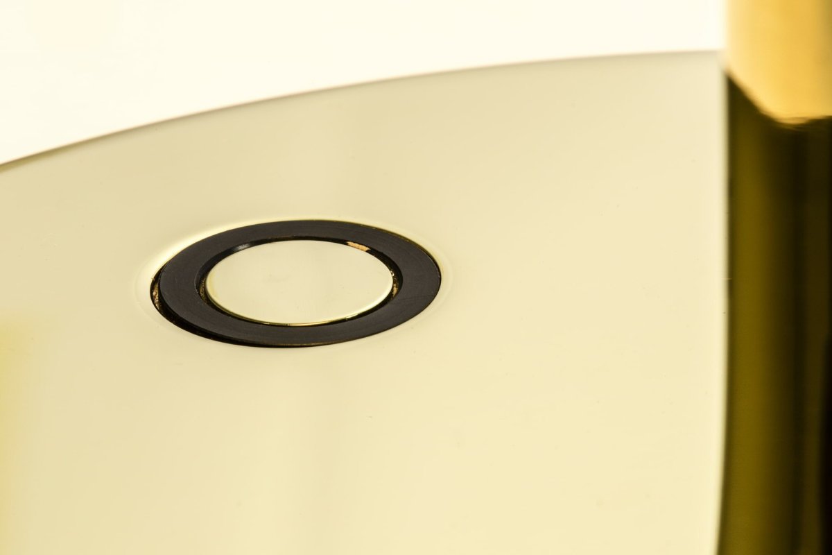 Le Vita 58cm Kulta pöytävalaisin valmistajalta Faro Barcelona - Le Vita on Nahtrangin suunnittelema eksklusiivinen valaisinsarja, jossa yksinkertaisuus ja eleganssi kohtaavat ajattomassa muotoilussa.