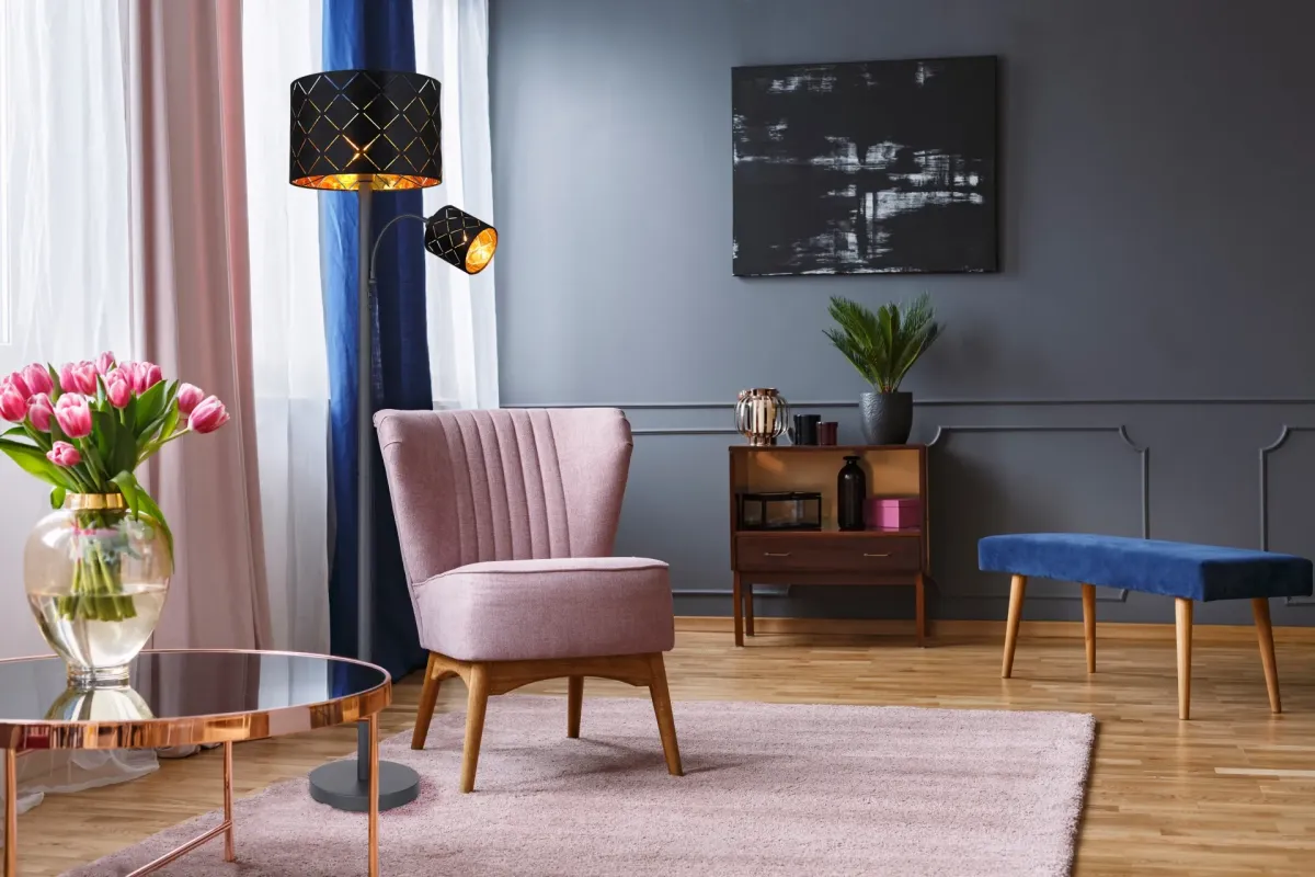 Sunna Musta lattiavalaisin valmistajalta Globo Lighting - Den runda stommen i h&ouml;gkvalitativ svart metall ger stabilitet och tidl&ouml;s charm, medan den svarta lampsk&auml;rmen i sammet med dekorativa utsk&auml;rningar tillf&ouml;r en lyxig k&auml;nsla och skapar ett fascinerande ljusspel.