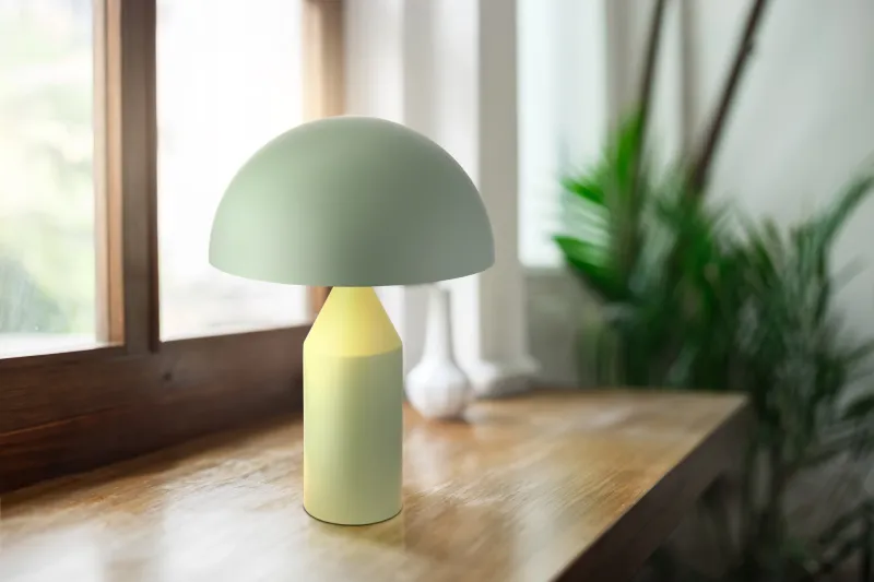 Atoma 40cm Vihreä pöytävalaisin valmistajalta Globo Lighting - Sk&auml;rmen i matt, d&aring;v gr&ouml;n f&auml;rg och vitt skapar en harmonisk kontrast och ger en behaglig ljusspridning.