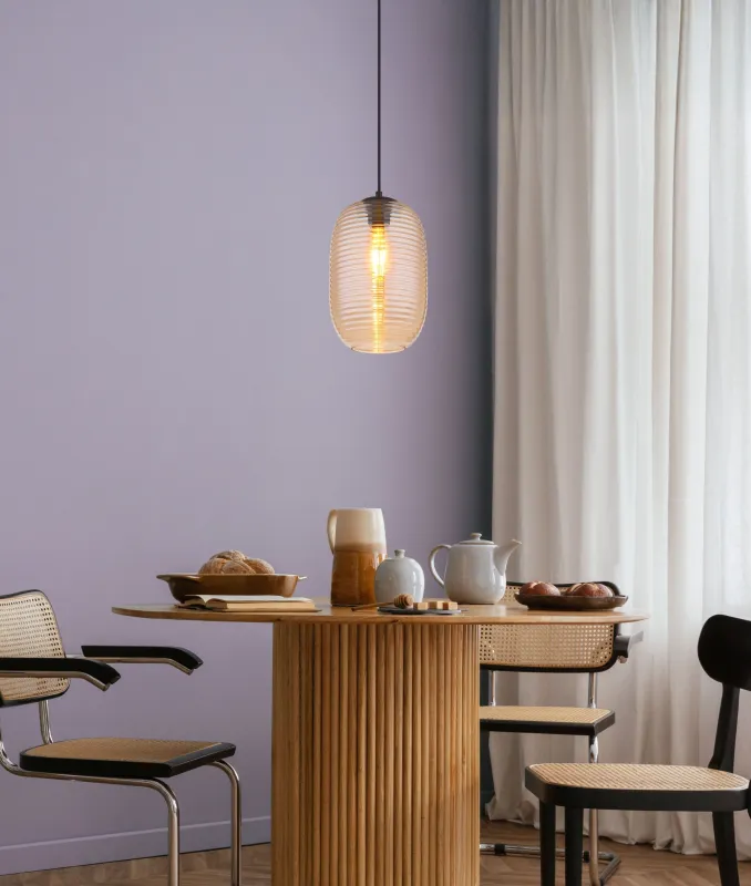 Jefrey Ø20 Keltainen kattovalaisin valmistajalta Globo Lighting - Denna eleganta taklampa &auml;r utrustad med en rund glaskupa i varm b&auml;rnstensf&auml;rg.