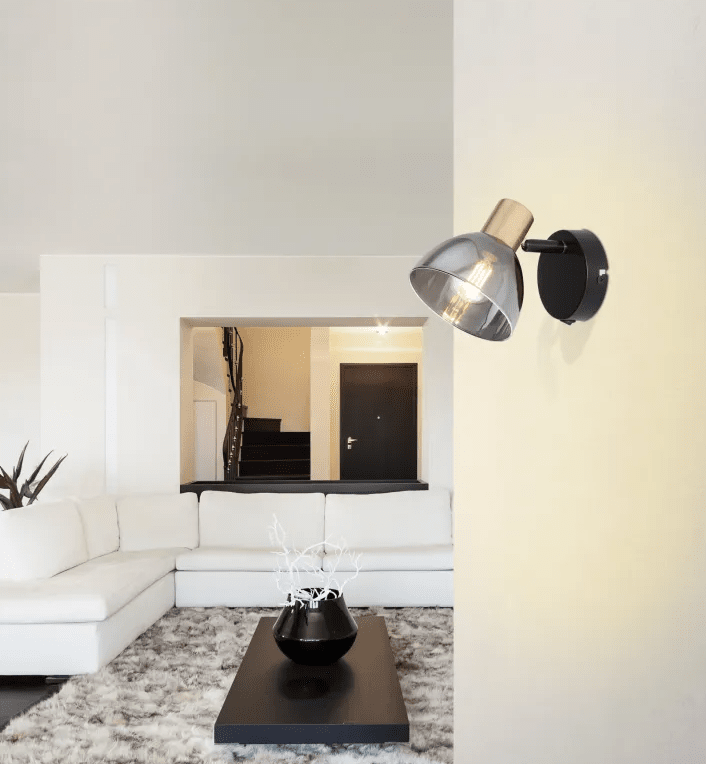 Jay 12cm Musta lukulamppu valmistajalta Globo Lighting - Valaisimessa yhdistyv&auml;t musta metalli, mattapinta ja savulasi, jolloin se luo hienostuneen ilmeen ja sopii sek&auml; olohuoneeseen ett&auml; makuuhuoneeseen tai eteiseen.