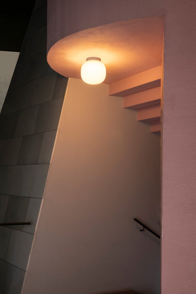 Amelia Ø22 Valkoinen kylpyhuoneen valaisin valmistajalta Faro Barcelona - Amelia on H&eacute;ctor Serranon suunnittelema valkoinen kattovalaisin, jolla on kevyt ja ilmava ilme.