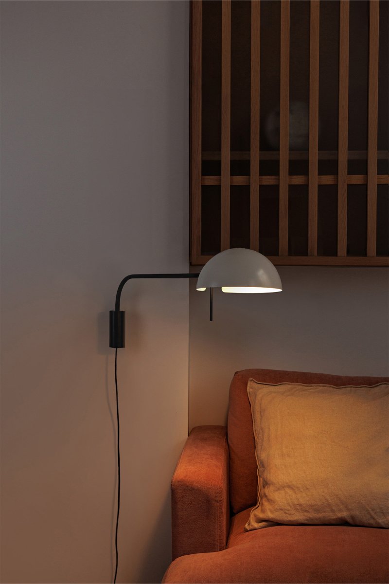 Dominica 88cm Beige seinävalaisin valmistajalta Faro Barcelona - Puhtaiden, geometristen muotojensa ja selke&auml;n teollisen ilmaisunsa ansiosta se yhdist&auml;&auml; voiman ja hienostuneen eleganssin.