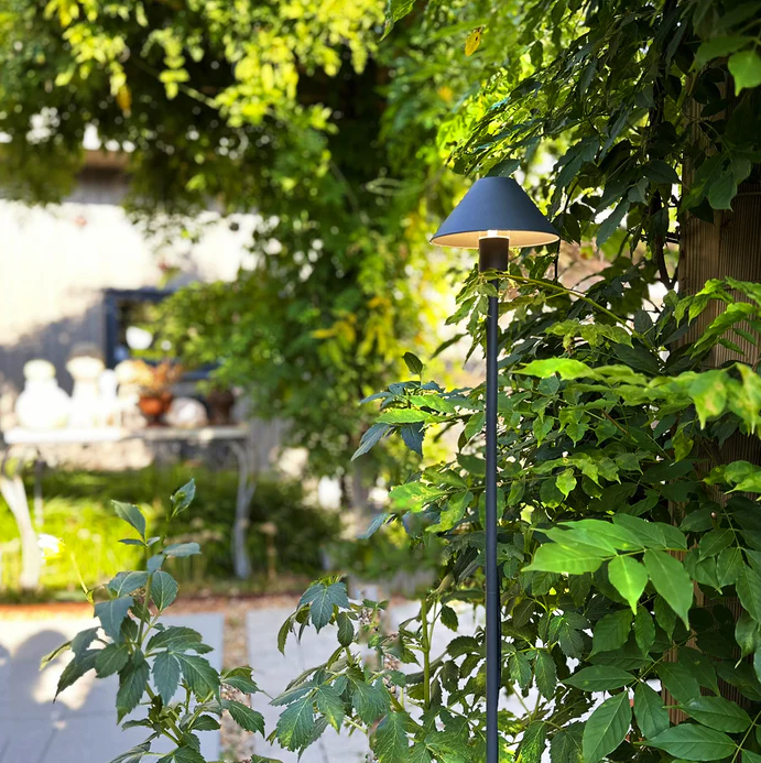Apollo Flex Tumman harmaa valmistajalta Lightson - Apollo Flex &auml;r perfekt f&ouml;r dig som &auml;lskar skandinavisk design och letar efter en n&auml;ttare lampa till din kruka, rabatt eller g&aring;ng.