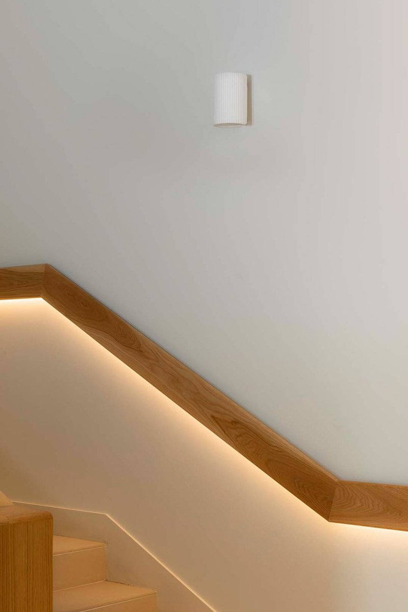 Sole 10cm Valkoinen seinävalaisin valmistajalta Faro Barcelona - Sole on valkoinen sein&auml;valaisin, jossa on sile&auml; pinta ja joka yhdist&auml;&auml; toiminnallisuuden ja muodon kompaktissa koossa.