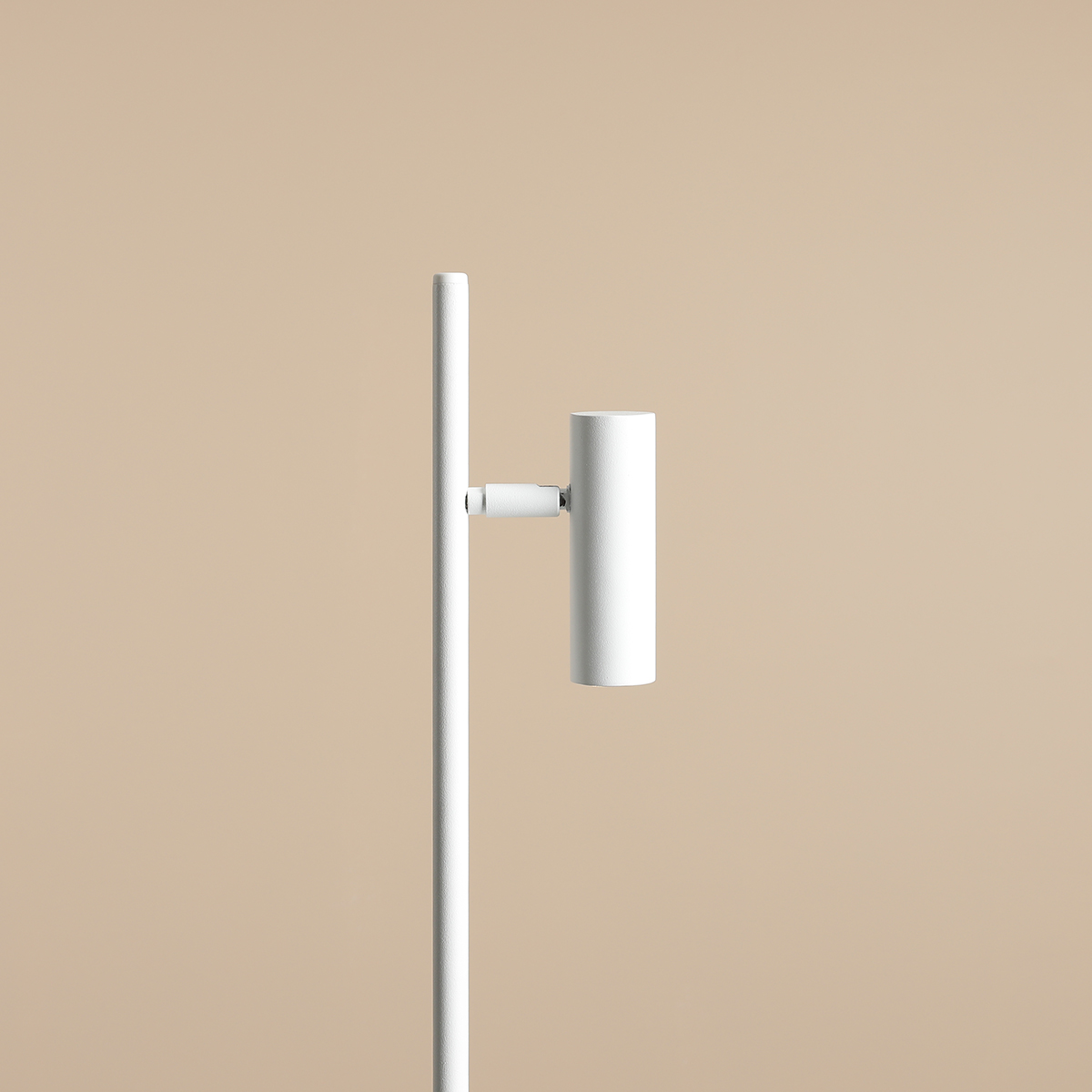 Trevo 54cm Valkoinen työpöytävalaisin valmistajalta Artera - Metallinen Trevo-pöytävalaisin tarjoaa modernin ja toimivan muotoilun.