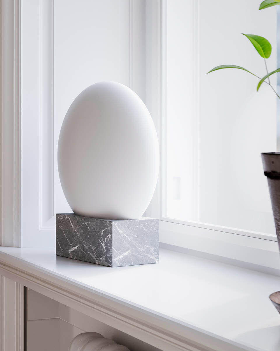 Glori 35cm Valkoinen pöytävalaisin valmistajalta By Rydéns - Glori on upea kaunotar marmorin ja lasin yhdistelm&auml;ll&auml;.