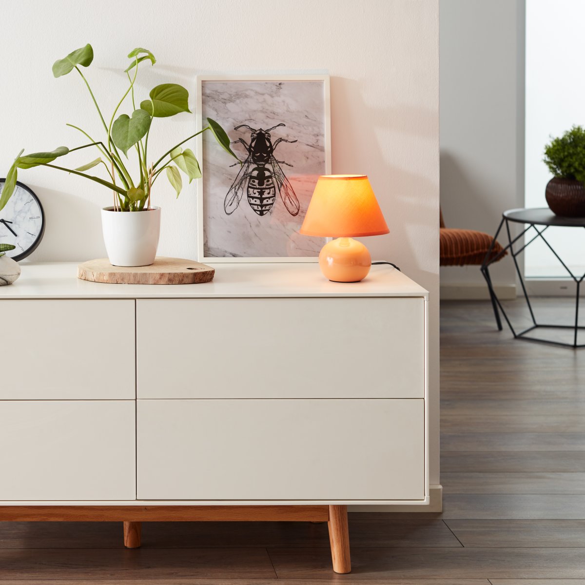 Primo 23cm Oranssi pöytävalaisin valmistajalta Brilliant - Se on valmistettu tekstiilistä ja keramiikasta ja tarjoaa miellyttävän valon.