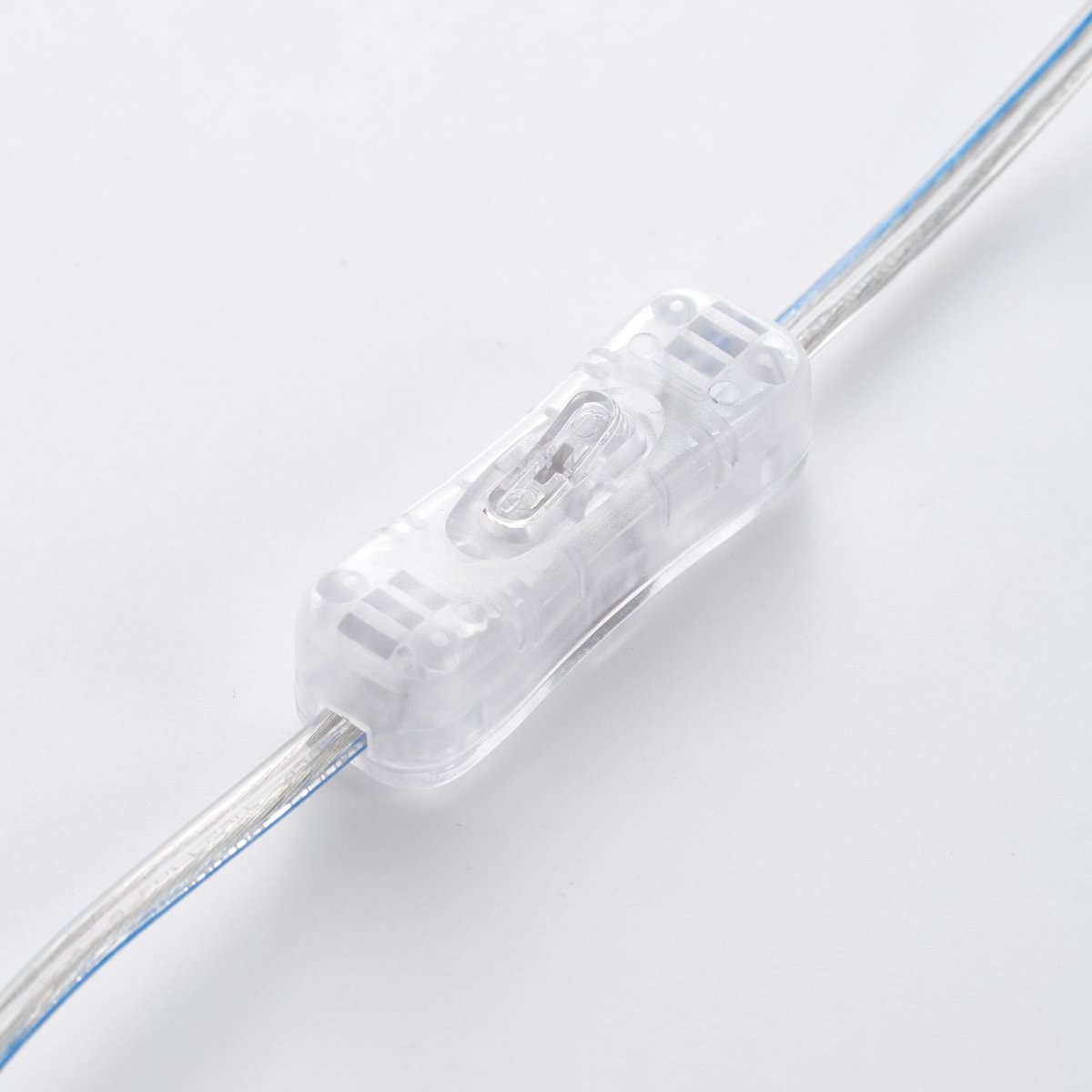 Clarie 25cm Kromi pöytävalaisin valmistajalta Brilliant - Lampussa on käytännöllinen välivirtakytkin ja johdon pituus päällä; 1,8 metriä, joten se on helppo sijoittaa.