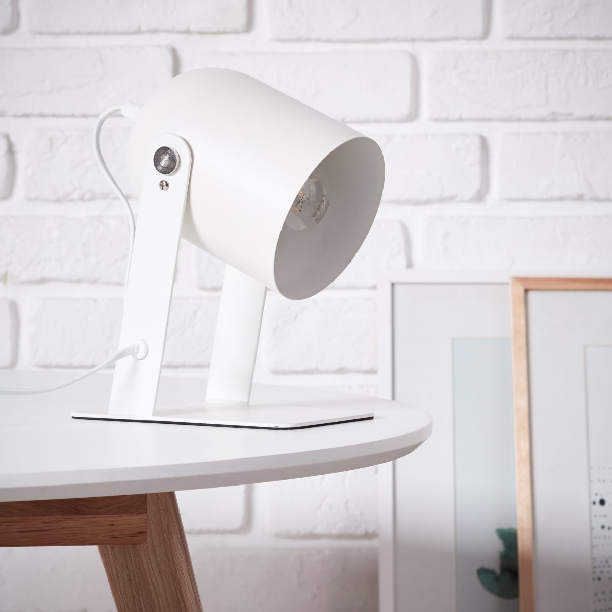 Yan 24cm Valkoinen pöytävalaisin valmistajalta Brilliant - Pehme&auml; v&auml;riskaala antaa kevyen ja harmonisen vaikutelman.